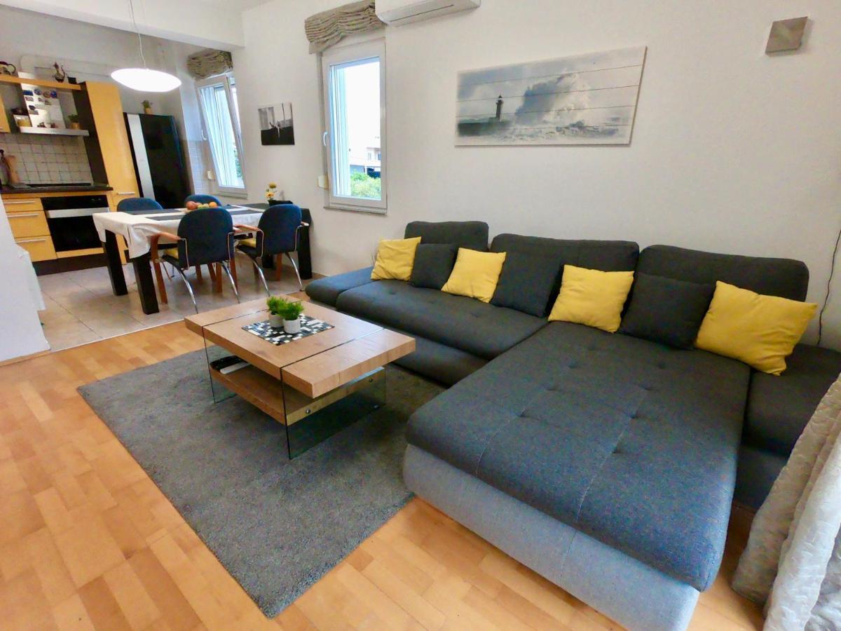 Sunny Apartment By The Beach Kastel Stafilic Exterior photo