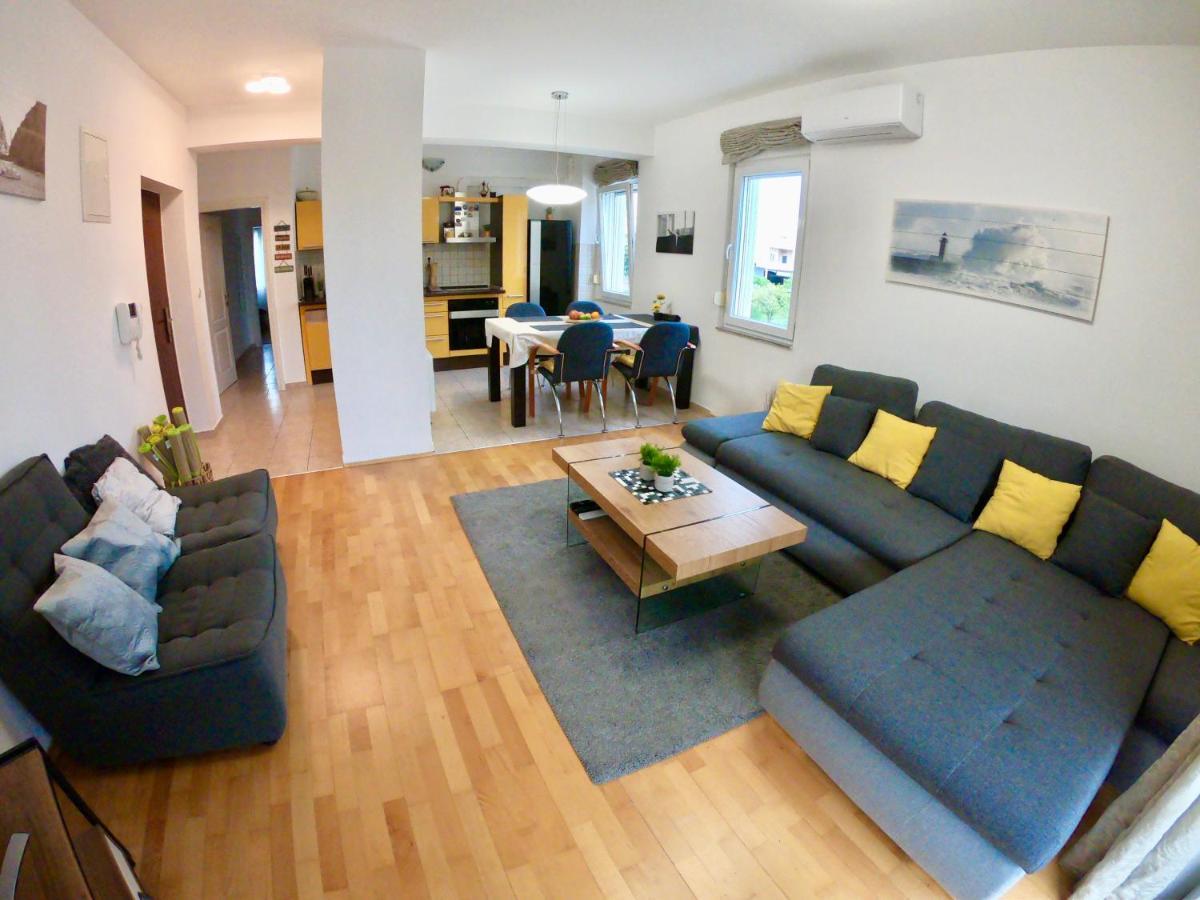 Sunny Apartment By The Beach Kastel Stafilic Exterior photo